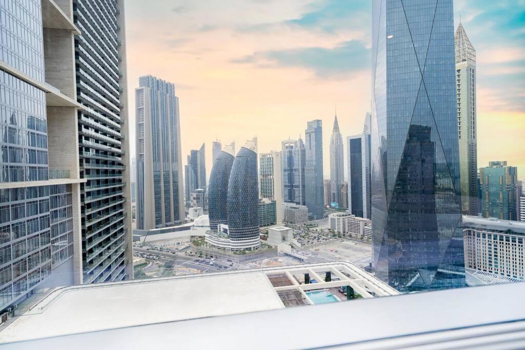 desde un rascacielos con vistas al perfil urbano en Sky Gardens - Luxury Studio in Central DIFC, en Dubái