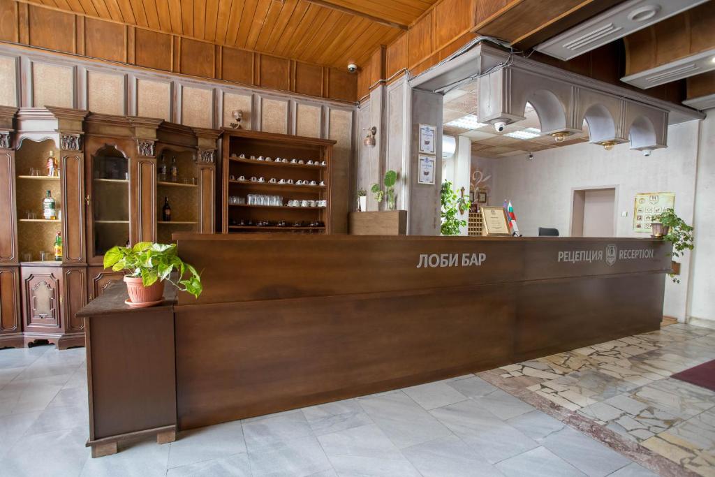a wine shop with a counter in a room at Park Hotel Ivailo in Veliko Tŭrnovo