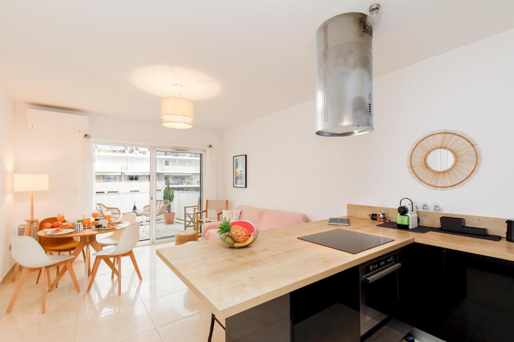 une cuisine avec une table et une salle à manger dans l'établissement Cannes Victoria YourHostHelper, à Cannes