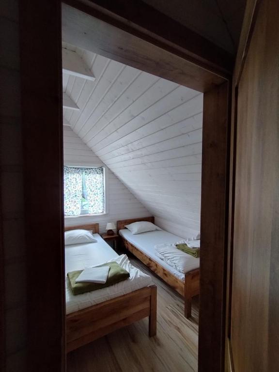 Postel nebo postele na pokoji v ubytování Domki pod Kapeluszem kolo Wiezycy nad jeziorem Patulskim z opcja balii,na Kaszubach,rowery,atrakcje