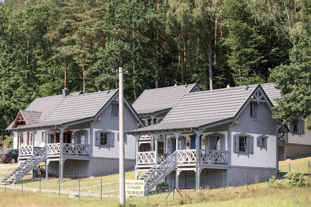 una casa con porche en Domki pod Kapeluszem nad jeziorem Patulskim,Kaszuby z opcją balii en Pierszczewo
