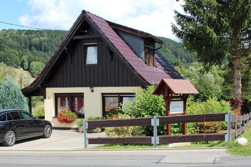 dom z samochodem zaparkowanym przed nim w obiekcie Ferienhaus-Hellmich w mieście Scheibe-Alsbach