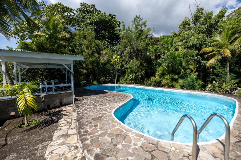 Bazén v ubytování Villa piscine bord de mer 3 chambres nebo v jeho okolí