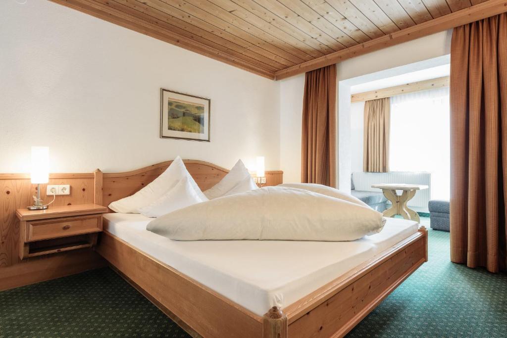 Postel nebo postele na pokoji v ubytování Hotel Regina