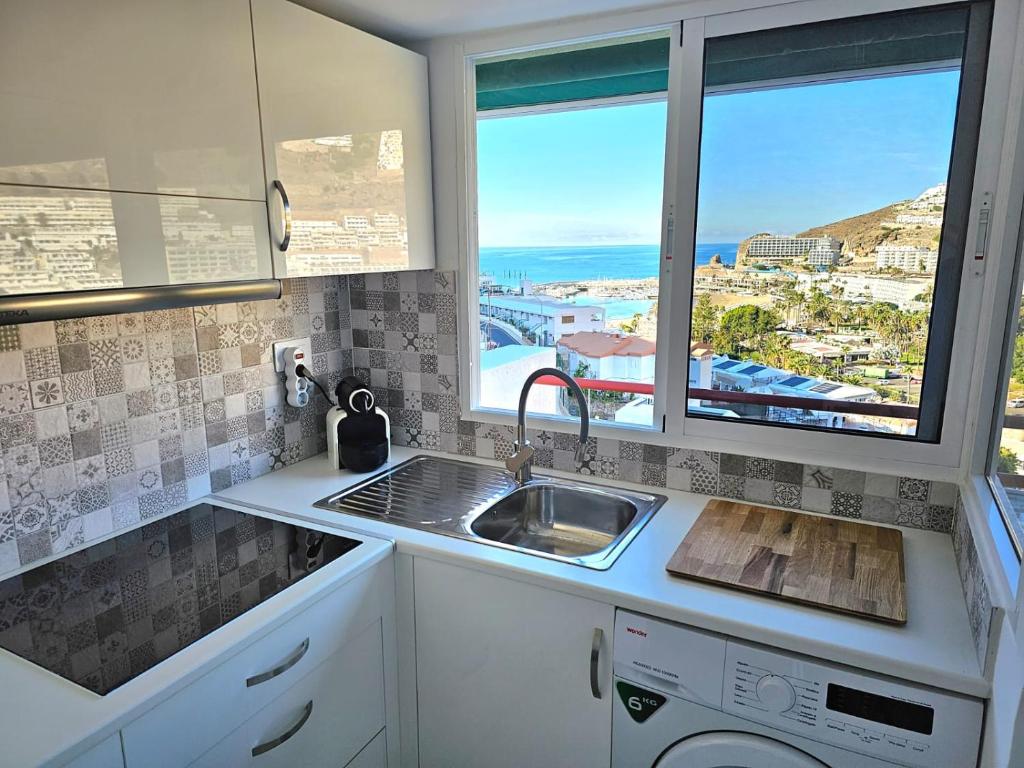 kuchnia ze zlewem i oknem w obiekcie El Libre Playa Puerto Rico w mieście Puerto Rico de Gran Canaria