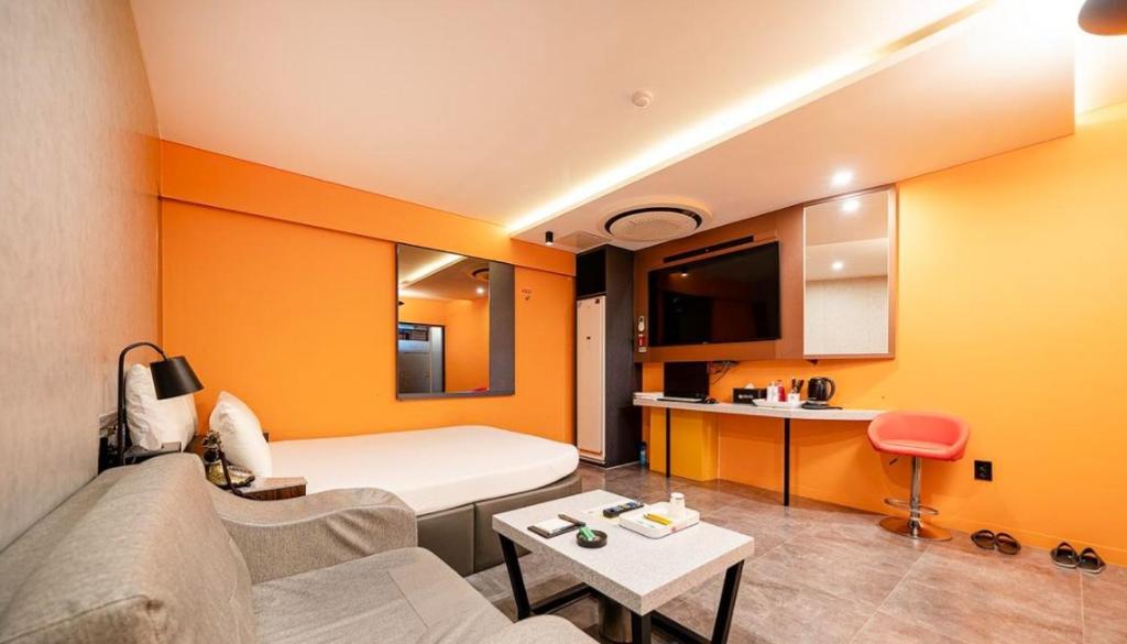 Kleines Zimmer mit einem Bett und einer Küche in der Unterkunft Tomoto Hotel in Incheon