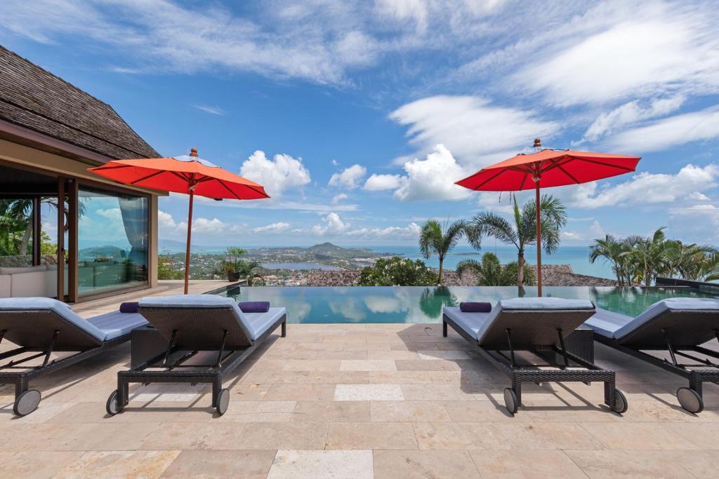 Bazén v ubytování Villa Tiga - Cliffside Seaview Oasis nebo v jeho okolí
