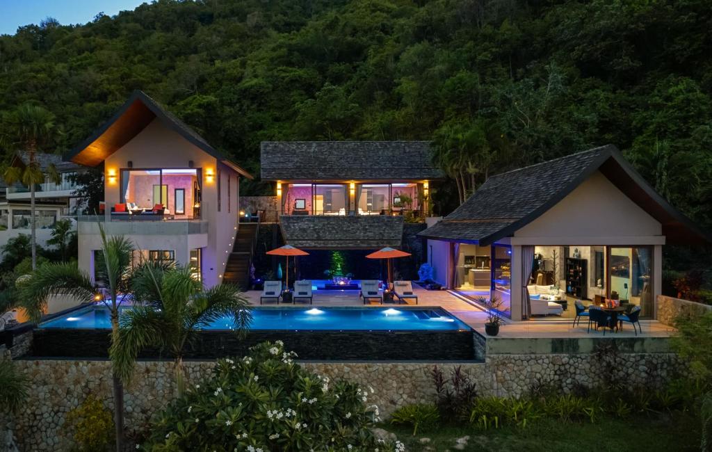 Bazén v ubytování Villa Tiga - Cliffside Seaview Oasis nebo v jeho okolí
