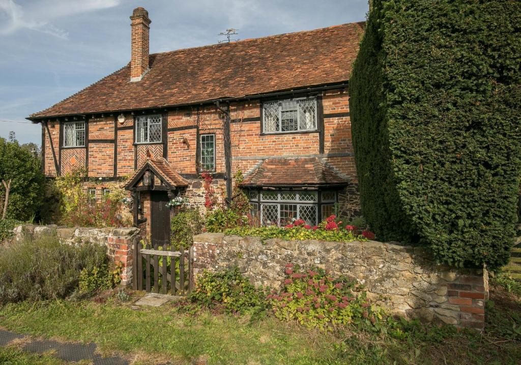 an old brick house with a ivy at Finest Retreats - The Ratcatchers Cottage 