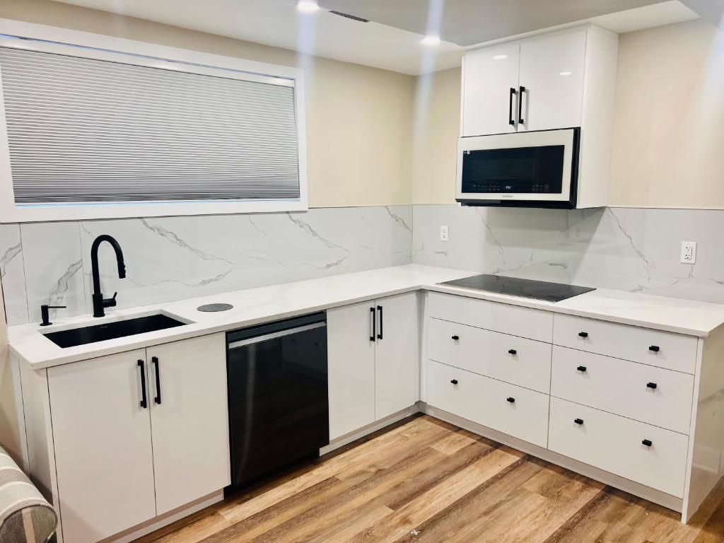 Cheerful 2 king bedroom home with free parking. - Housity