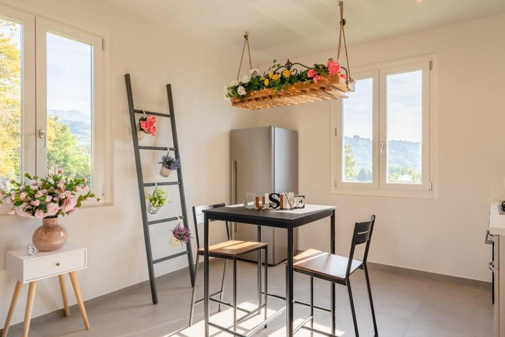 cocina con mesa, sillas y nevera en Villa Maximus - Stunning mountain views en Barga