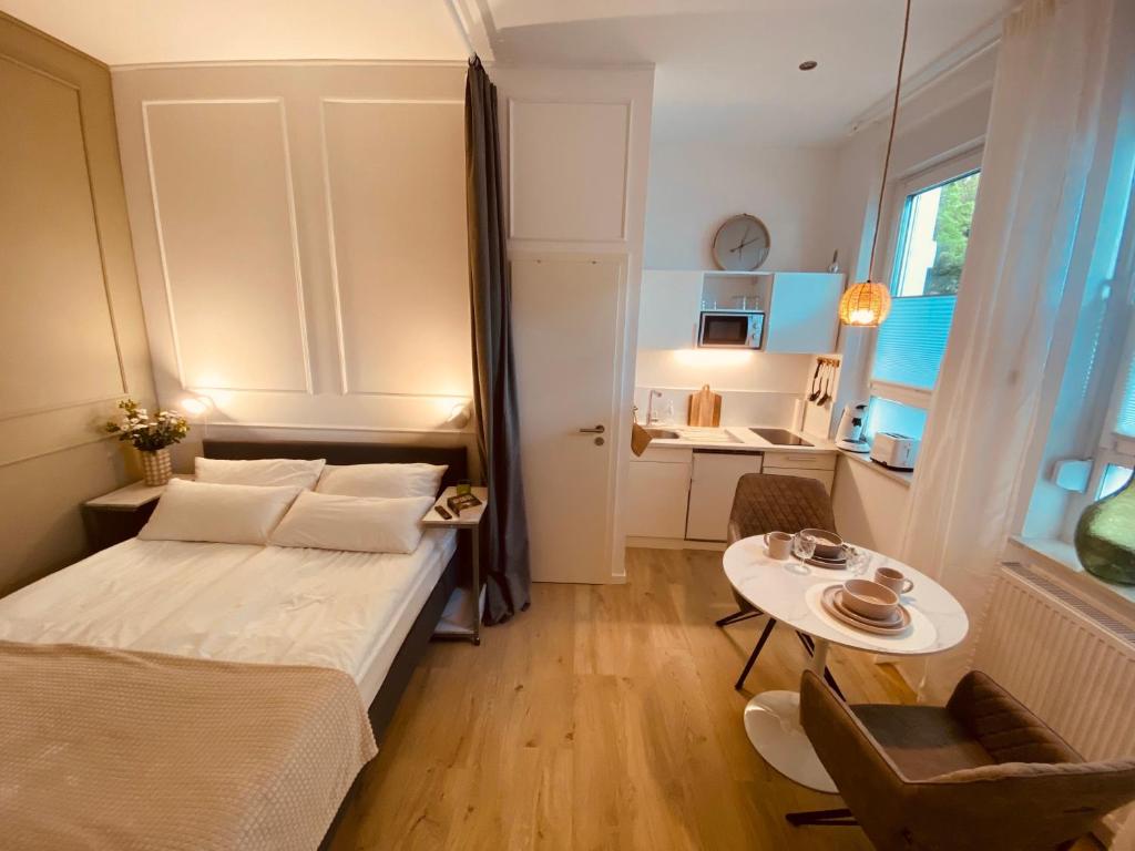 Cette petite chambre comprend un lit et une table. dans l'établissement Studio 229, à Dortmund