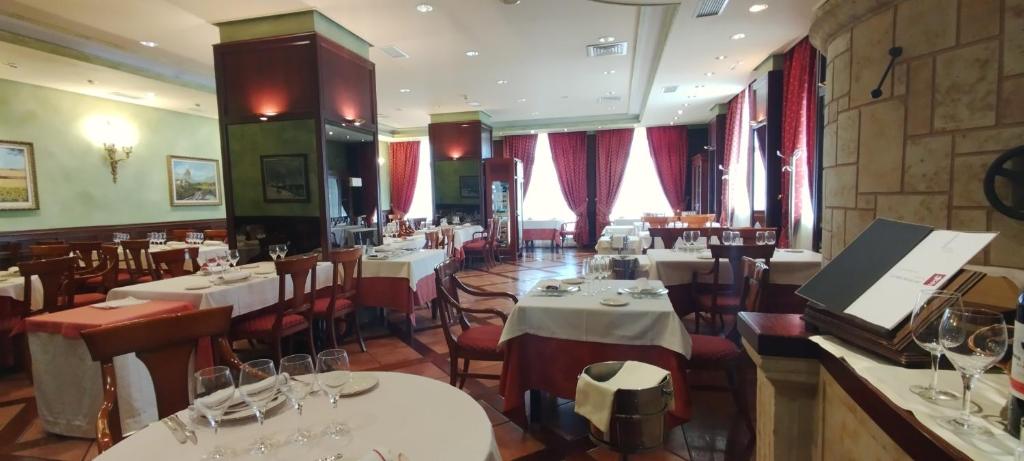 Restaurace v ubytování Hotel Conde Ansúrez By Almia Hoteles