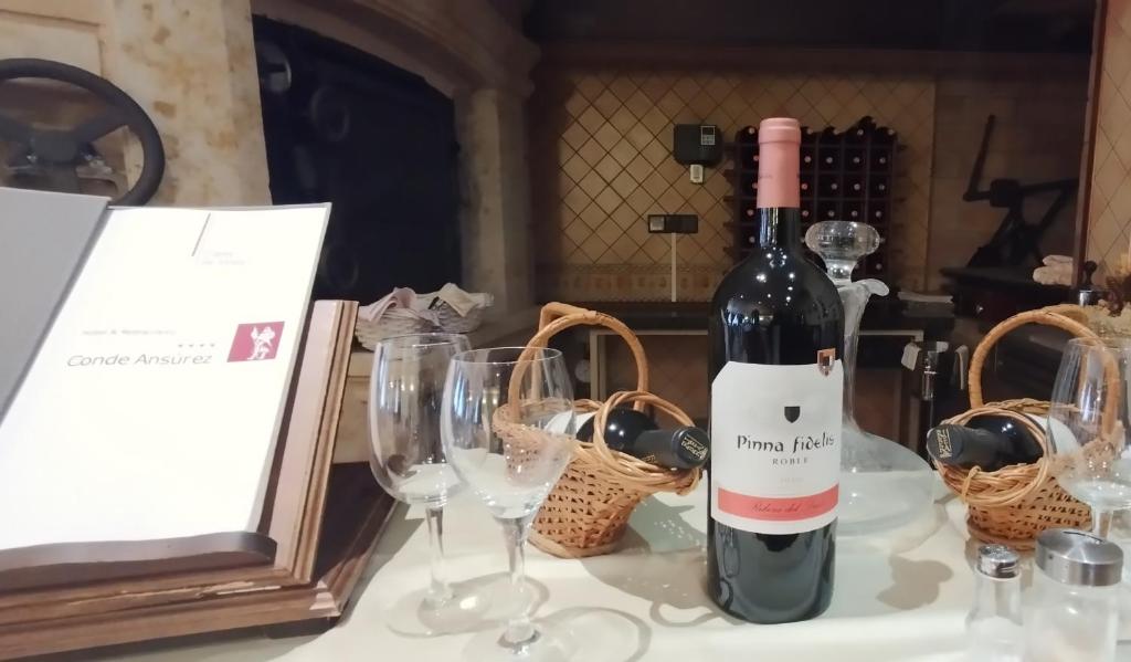 Nápoje v ubytování Hotel Conde Ansúrez By Almia Hoteles