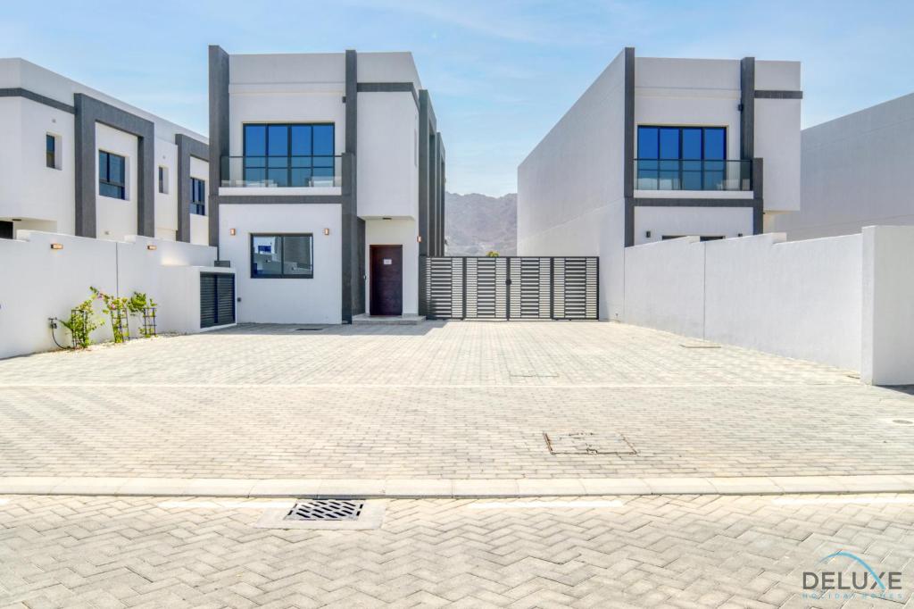 Luxury 4BR Villa with Assistant’s Room Al Dana Island, Fujairah by