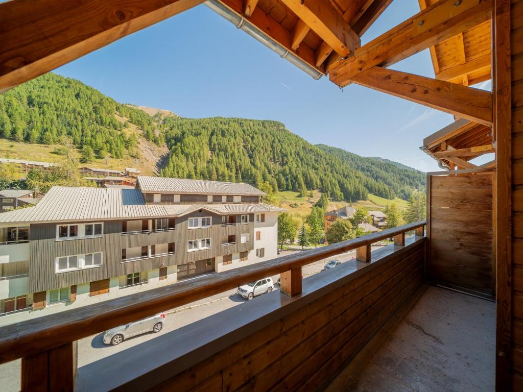 une vue depuis le balcon d'un immeuble dans l'établissement CENTRAL PARK 208 - Appt Montagne 4 pers, à Allos
