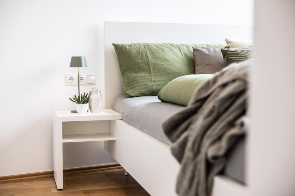 Postel nebo postele na pokoji v ubytování Smart Living Dornbirn