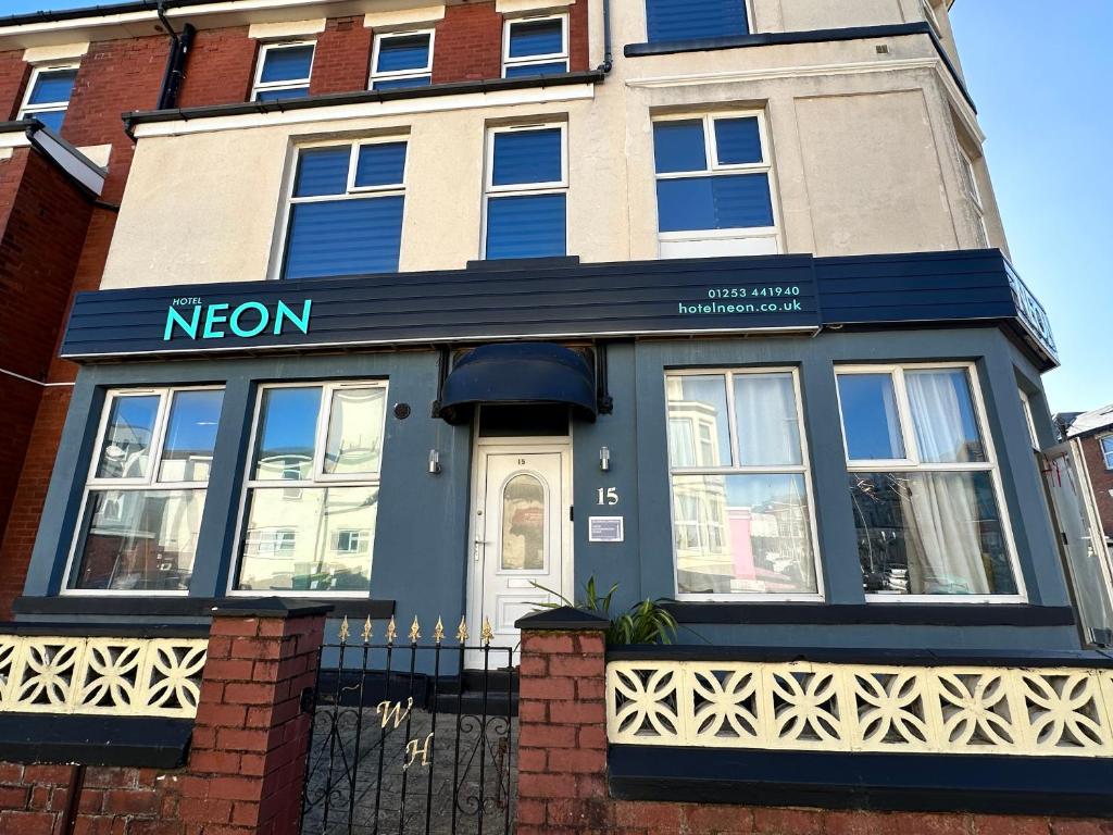 ein Newton-Haus an der Ecke einer Straße in der Unterkunft Hotel Neon in Blackpool