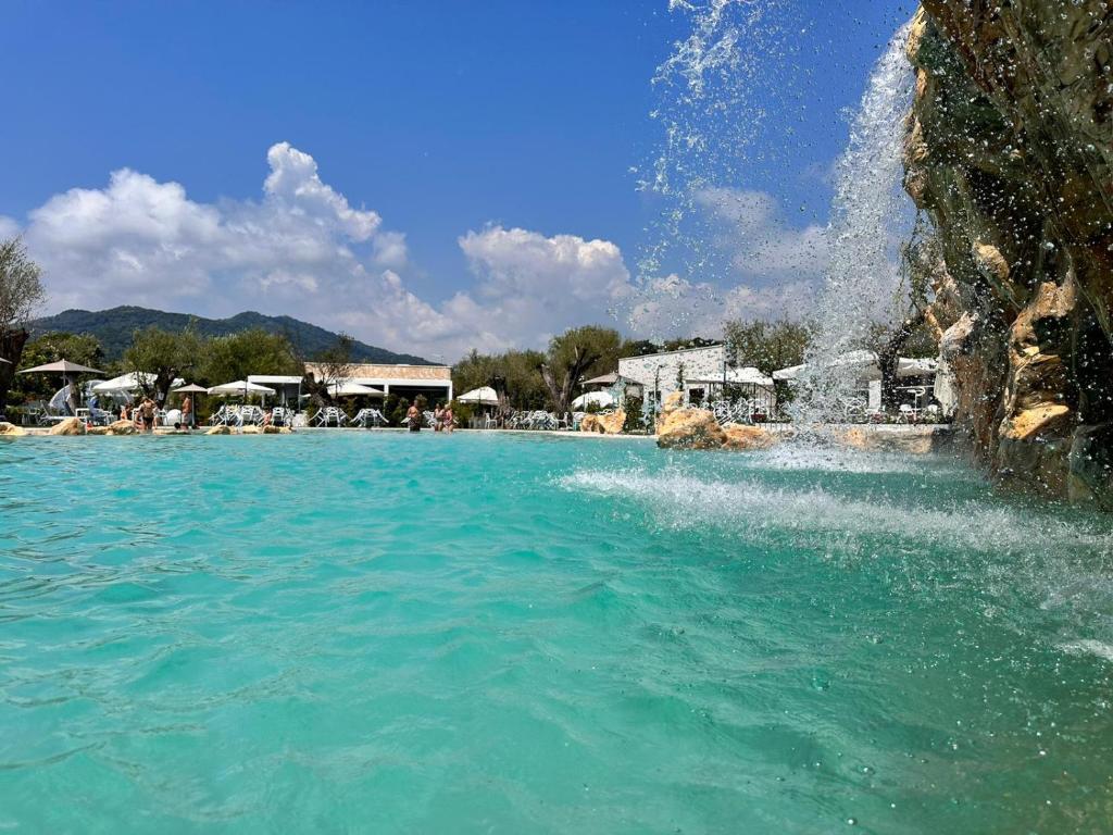 een zwembad met een fontein in het water bij Resort Petrasia in Villammare