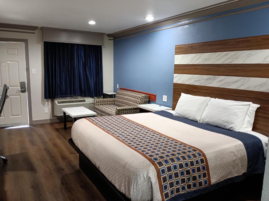 Postel nebo postele na pokoji v ubytování Americas Best Value Inn & Suites-Alvin/Houston