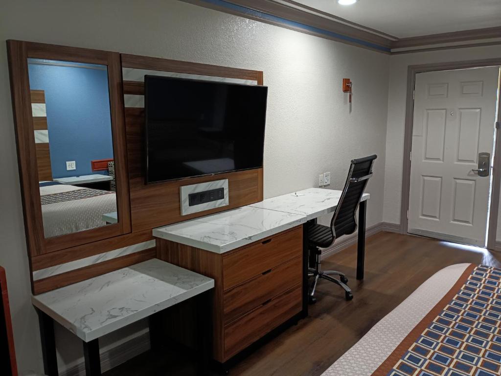 TV a/nebo společenská místnost v ubytování Americas Best Value Inn & Suites-Alvin/Houston