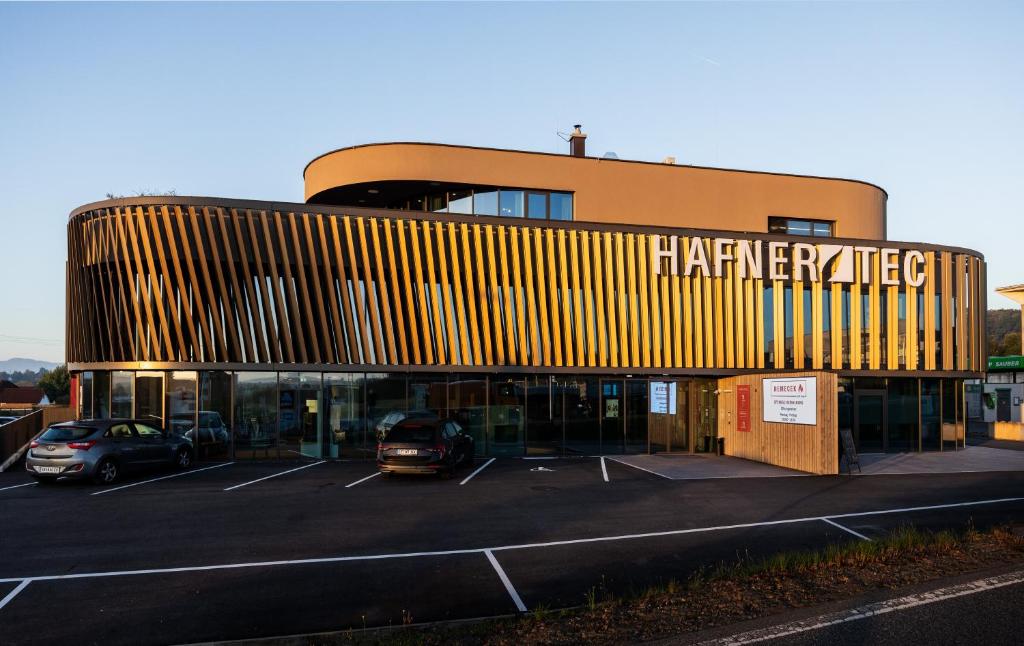 um edifício com um parque de estacionamento em frente em Hafnerhotel - Das Kachelofen-Wohlfühlhotel em Wieselburg