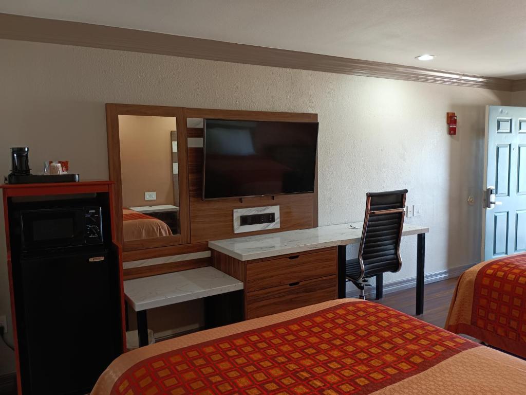 Kuchyň nebo kuchyňský kout v ubytování Americas Best Value Inn & Suites-Alvin/Houston
