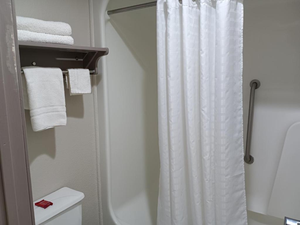 Koupelna v ubytování Americas Best Value Inn & Suites-Alvin/Houston
