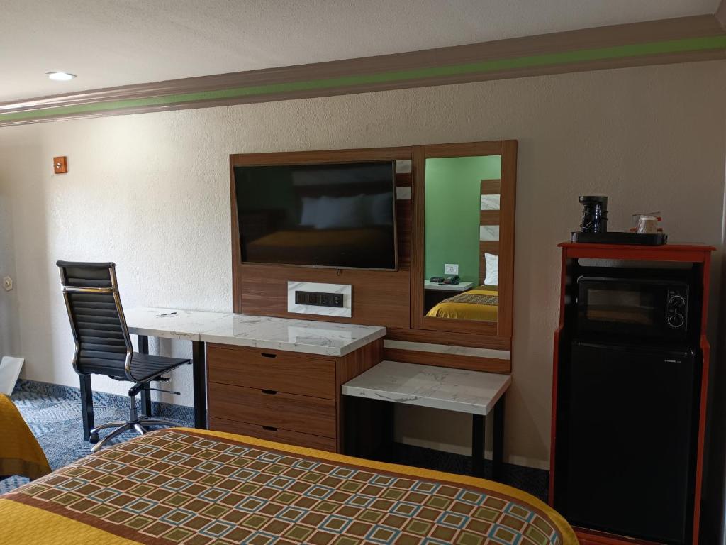 Kuchyň nebo kuchyňský kout v ubytování Americas Best Value Inn & Suites-Alvin/Houston