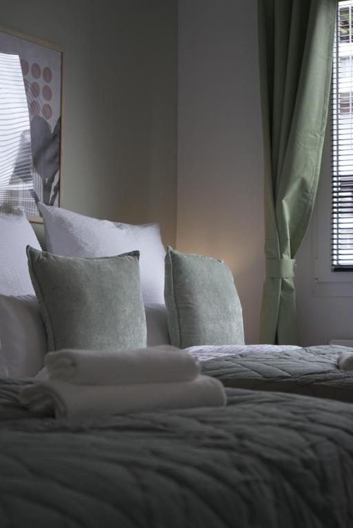 sypialnia z łóżkiem z poduszkami i oknem w obiekcie 80 m2 l Central lWLAN lNetflix l MuYa Apartments w Hanowerze
