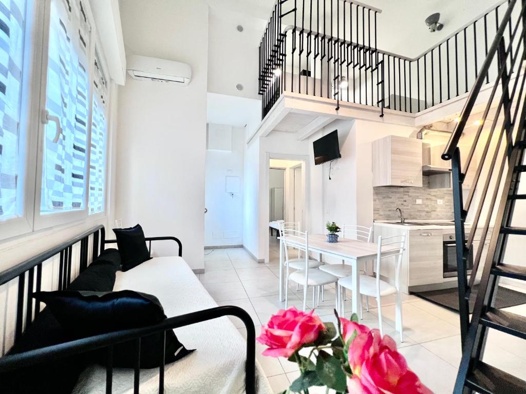 sala de estar con escalera y mesa en 8 Lofts - Apartments en La Spezia