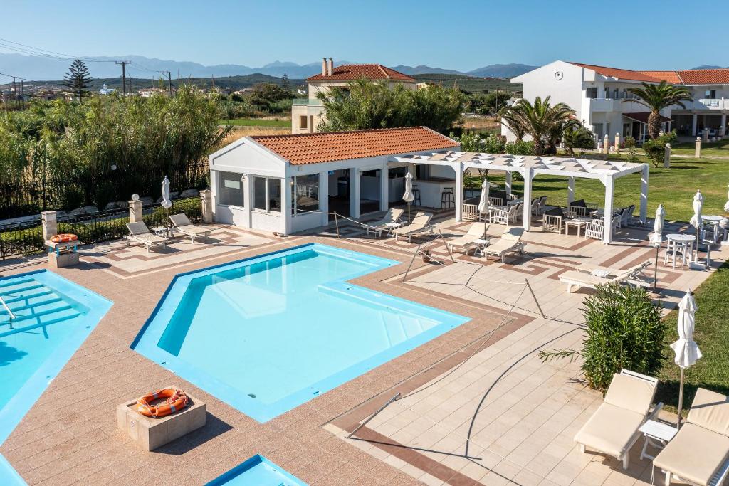 Bazén v ubytování Mrs Chryssana Beach Hotel nebo v jeho okolí