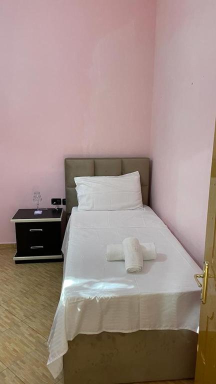 Llit o llits en una habitació de Dogra Apartment In City Centre