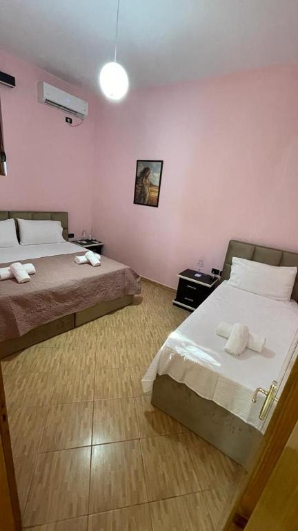Llit o llits en una habitació de Dogra Apartment In City Centre