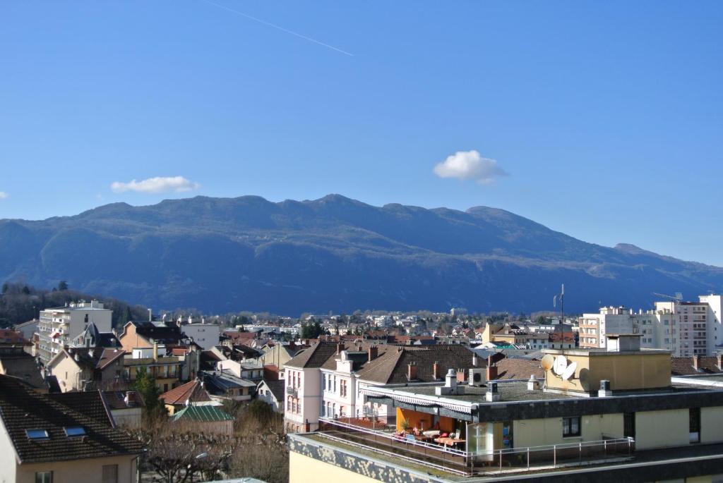 une vue d'une ville avec des montagnes en arrière-plan dans l'établissement Studio avec vue lac au centre ville proche des Thermes, à Aix-les-Bains