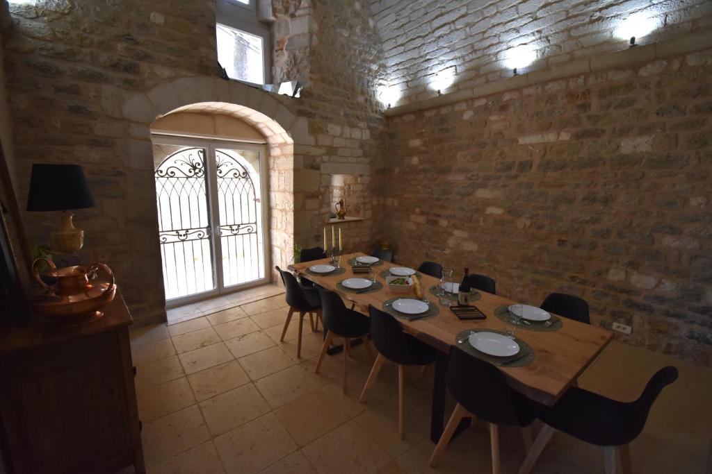 comedor grande con mesa larga y sillas en La Clé de Voûte - 4 étoiles, en Saint-Marcel-dʼArdèche