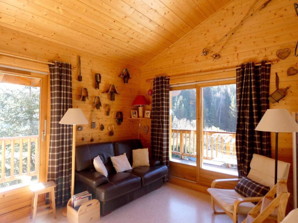 ein Wohnzimmer mit einem Ledersofa in einer Hütte in der Unterkunft Appartement près du village, 7 personnes, 2 chambres, 1 mezzanine - CC08 in Beaufort