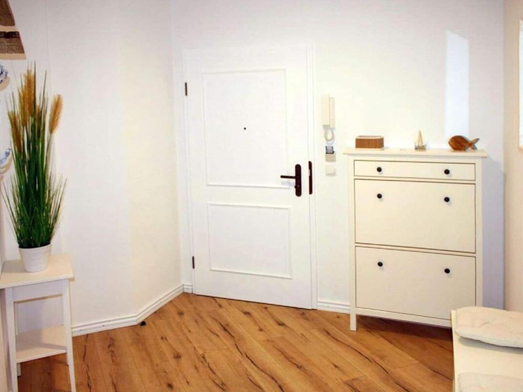 una stanza con una porta bianca e un comò bianco di Comfy apartment with 1 bedroom and balcony 134 a Binz