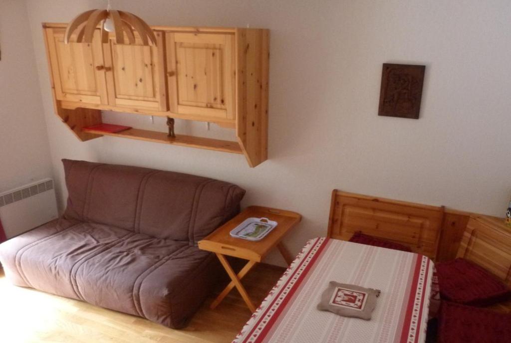 ein Wohnzimmer mit einem Sofa und einem Tisch in der Unterkunft Appartement centre, 4 personnes, 1 chambre, 1 coin montagne - VLII48 in Beaufort