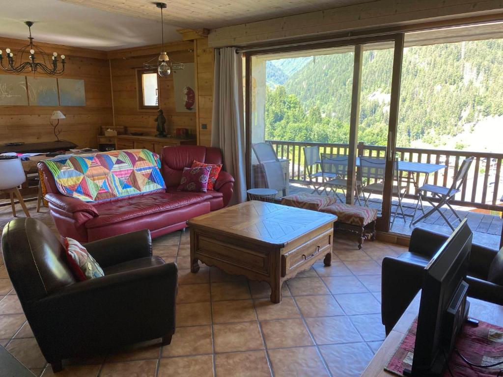 un salon avec des canapés et une table dans l'établissement Appartement spacieux et confortable, 11 personnes, 4 chambres, 1 garage - ROCHE02, à Beaufort