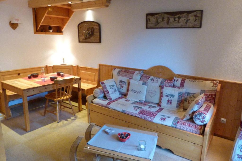 a living room with a couch and a table at Appartement centre village, 6 personnes, 2 chambres - VLII71 in Beaufort