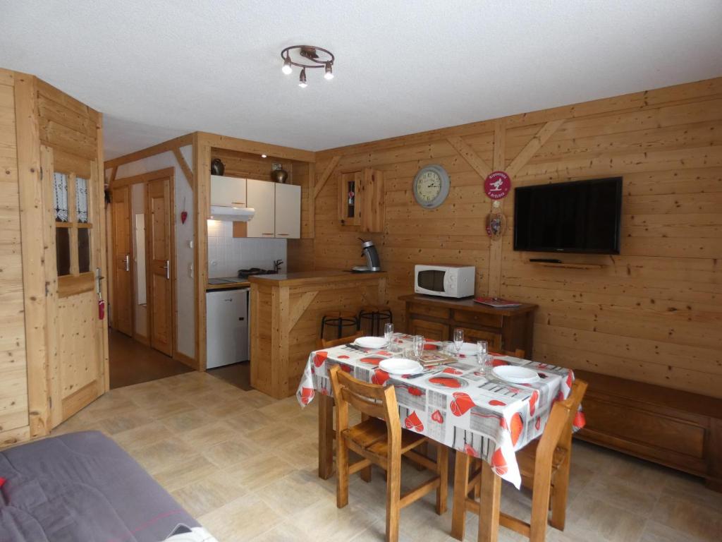 a kitchen and dining room with a table with chairs at Appartement cosy, 4 personnes, 1 coin montagne - AR2005 in Beaufort