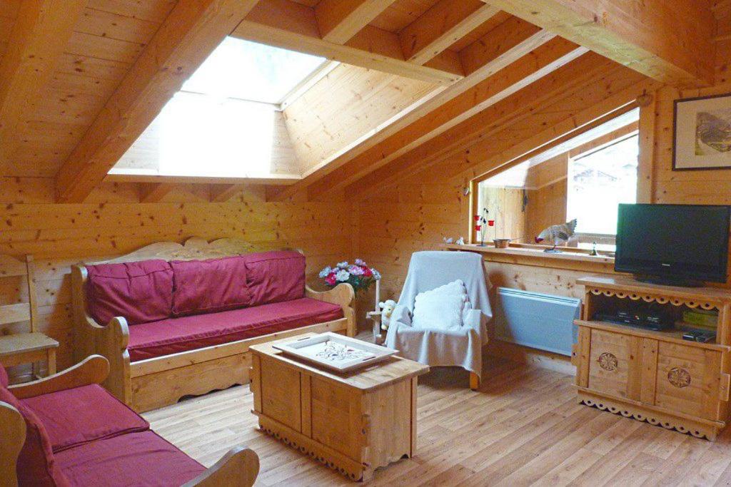 un salon avec un canapé et une télévision dans l'établissement Appartement spacieux, 8 personnes, 3 chambres, 1 mezzanine - ISALINE11, à Beaufort