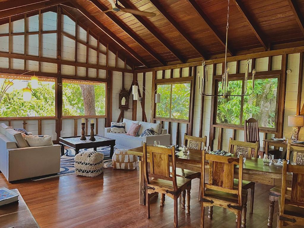 Posezení v ubytování The Lodge at Punta Rica- Hilltop Eco-Lodge with Views & Pool