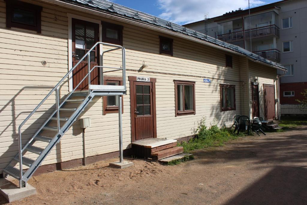 una casa con una escalera en el lateral de ella en Hotel Aakenus Economy Apartments Peura, en Rovaniemi