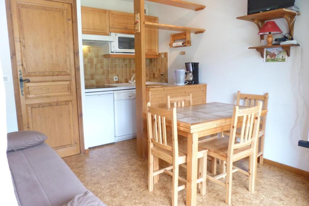 une cuisine avec une table et des chaises dans une pièce dans l'établissement Appartement centre, 4 personnes, 1 chambre, 1 coin montagne - OPI12, à Beaufort