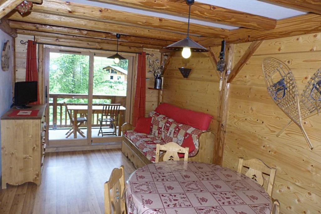 - un salon avec une table et un canapé dans une cabine dans l'établissement Appartement chaleureux, 4 personnes, 1 chambre, 1 coin montagne - ISALINE07, à Beaufort