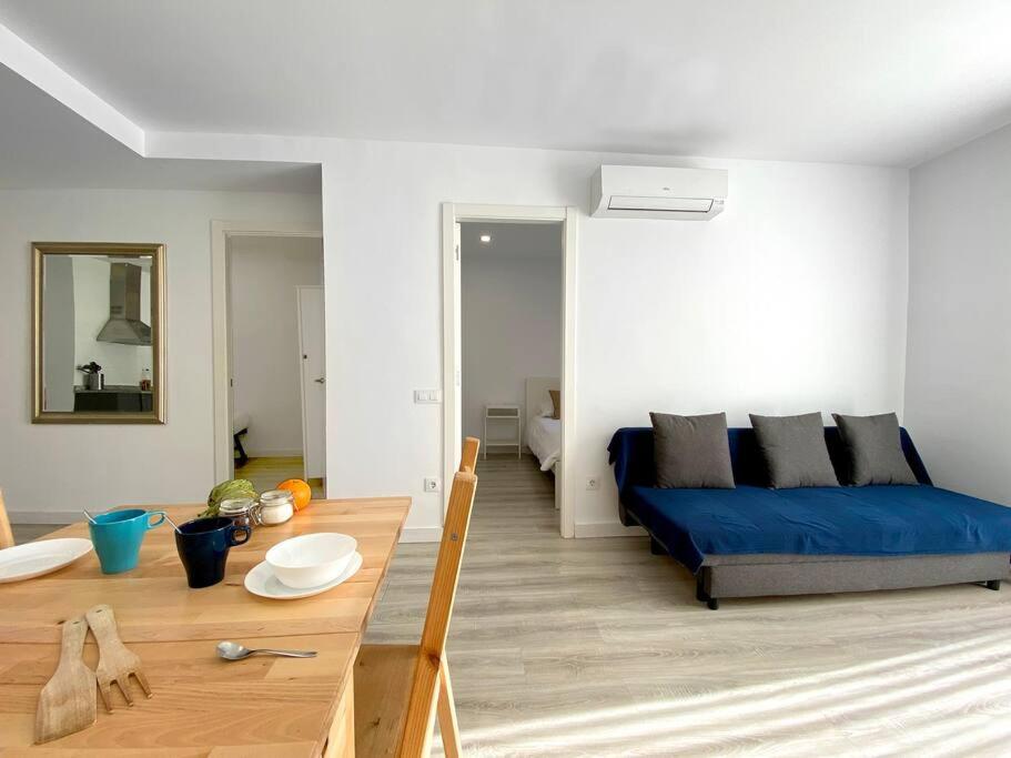 ロスピタレート・デ・リョブレガートにあるMarBarcelona Apartments Mas 12 bのリビングルーム(青いベッド1台、テーブル付)