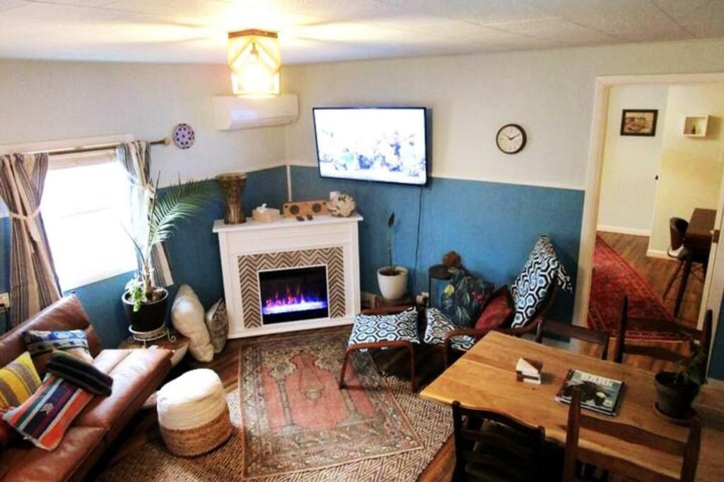 uma sala de estar com um sofá e uma lareira em Boho-Chic Retreat - Unit 3 em Bloomington