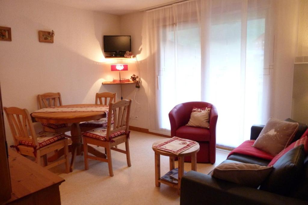 sala de estar con mesa y sillas en Appartement pied des pistes, 4 personnes, 1 chambre - MONT09, en Beaufort